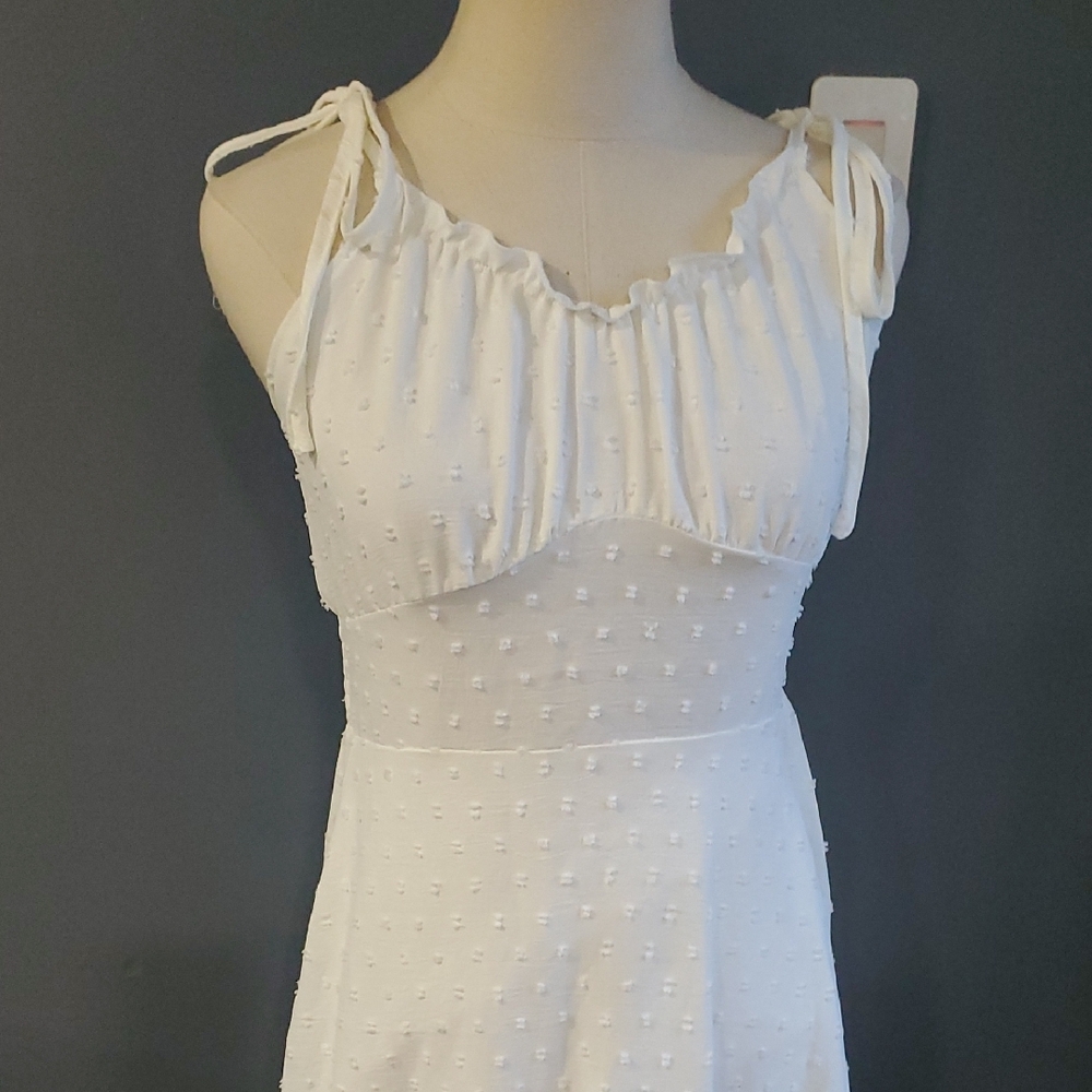 Elegant White Sleeveless Dress - Picture 3 of 15